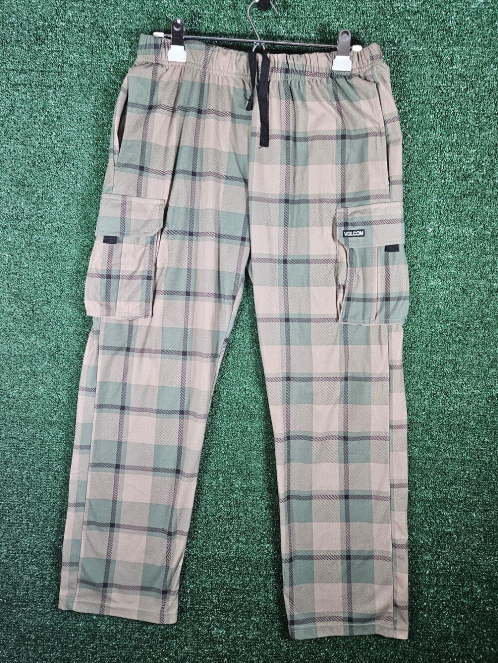 Volcom Green and Beige Plaid Cargo Comfy Cozy Pants / Mens Size Medium